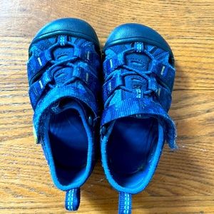 Keen Uni-sex closed toe sandals